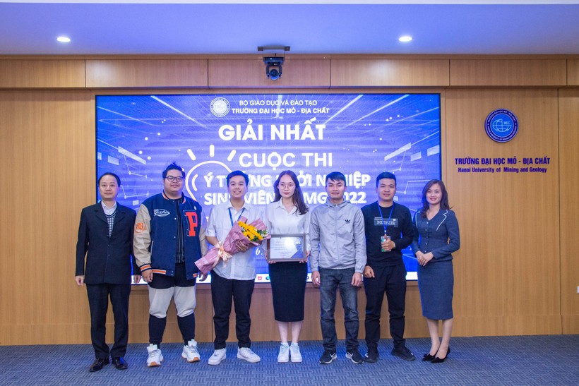 Nhóm sinh viên giành giải nhất thi Ý tưởng khởi nghiệp sinh viên HUMG năm 2022.