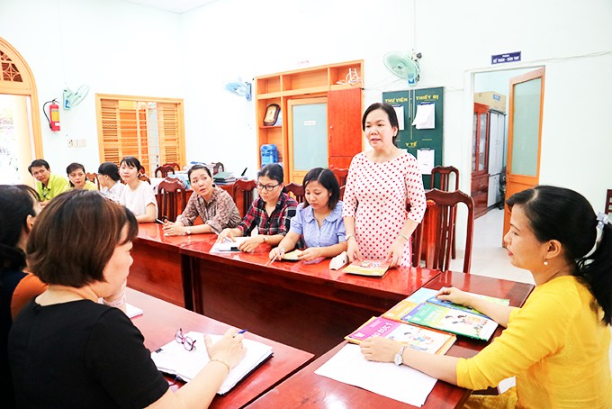 Hội đồng chọn sách giáo khoa của Trường tiểu học Lộc Thọ (Khánh Hòa) thảo luận về các bộ sách. Ảnh minh họa/baokhanhhoa.