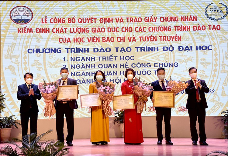 Trao Giấy chứng nhận kiểm định chất lượng giáo dục cho 4 chương trình đào tạo của Học viện Báo chí và Tuyên truyền.