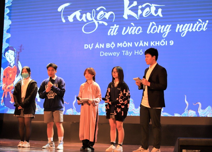 Nhóm học sinh trình bày về phim “Học sinh Việt Kiều tiếp nhận Truyện Kiều như thế nào”.