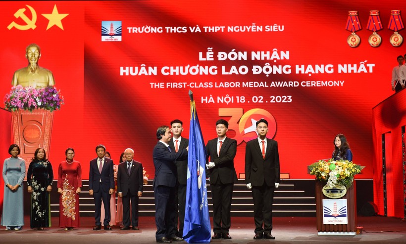 Nghi thức trao Huân chương Lao động hạng Nhất cho Trường THCS-THPT Nguyễn Siêu