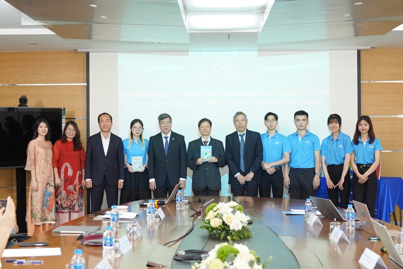 Trường ĐH CMC tiếp nhận bộ sách Toán cao cấp cho các trường ĐH kỹ thuật, công nghệ do gia đình cố GS.TS.NGND Nguyễn Đình Trí trao tặng.