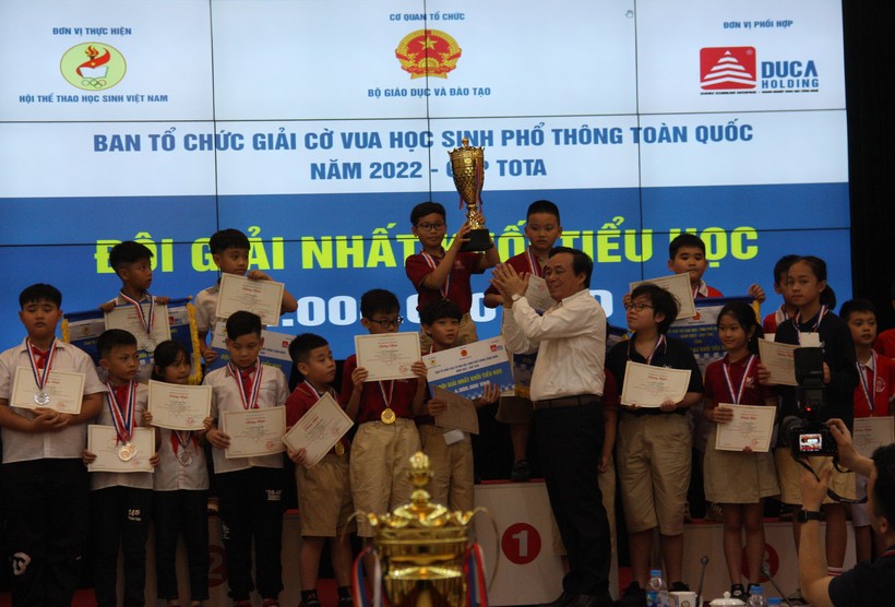 Ban tổ chức trao Cup vô địch khối Tiểu học cho Trường tiểu học VinSchool. 