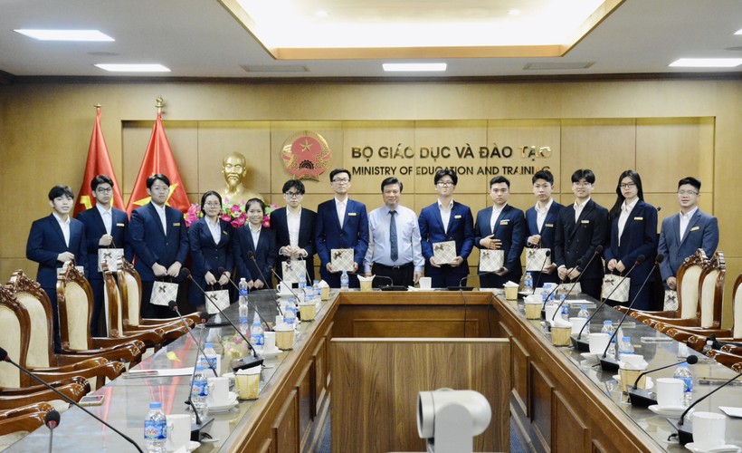 Thứ trưởng Nguyễn Hữu Độ trao quà động viên 13 học sinh tham dự ISEF 2023.