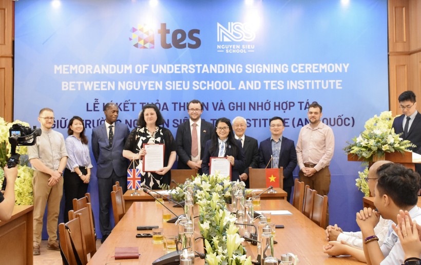 Học viện TES và Trường THCS và THPT Nguyễn Siêu ký kết thỏa thuận hợp tác.