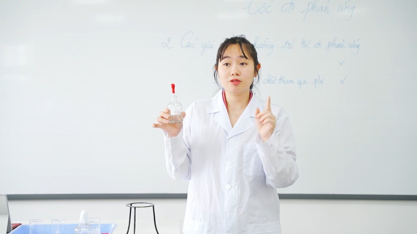 Cô Trần Thị Vân Trang, giáo viên Trường THPT Phenikaa trong giờ dạy Hóa học.
