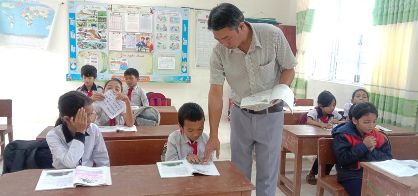 Thầy Ksor Y Chét và học sinh lớp 4 tại điểm trường Buôn Đức-Mùi, Trường Tiểu học và THCS EaTrol (Sông Hinh, Phú Yên).