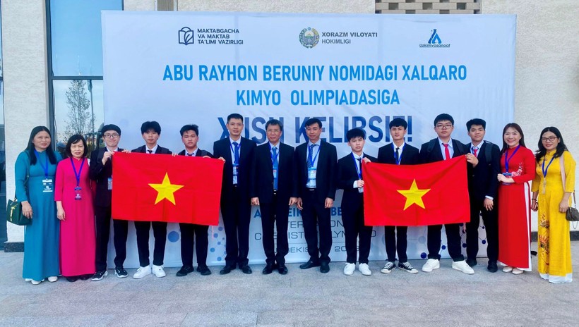 Đoàn Việt Nam tham dự Olympic Hóa học quốc tế Abu Reikhan Beruniy.