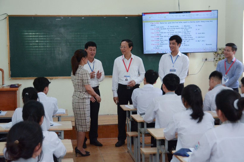 Thứ trưởng Phạm Ngọc Thưởng động viên thầy trò Trường THPT Gia Viễn B, Ninh Bình trước Kỳ thi tốt nghiệp THPT.