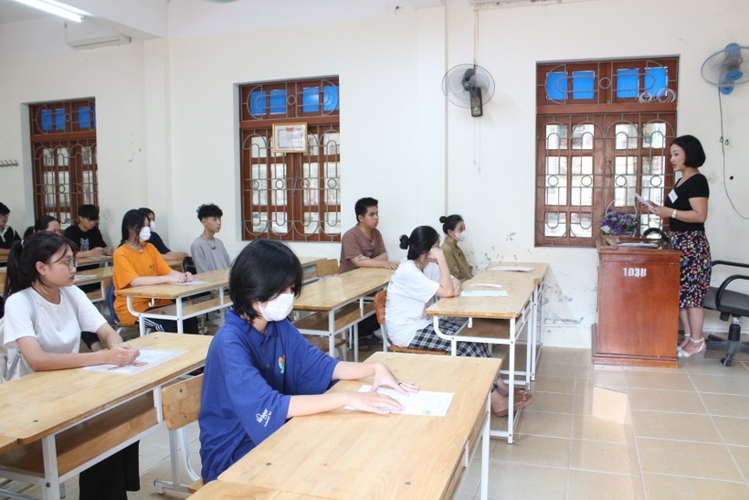 Các em học sinh Trường THPT Công Nghiệp, thành phố Hoà Bình bước vào thi môn Toán. Ảnh: Hà Hoàng 