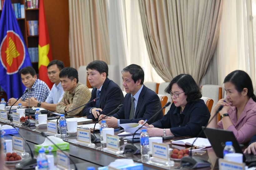Bộ trưởng Nguyễn Kim Sơn, Thứ trưởng Ngô Thị Minh cùng đại diện một số vụ, cục của Bộ GD&ĐT làm việc với Ngân hàng thế giới.