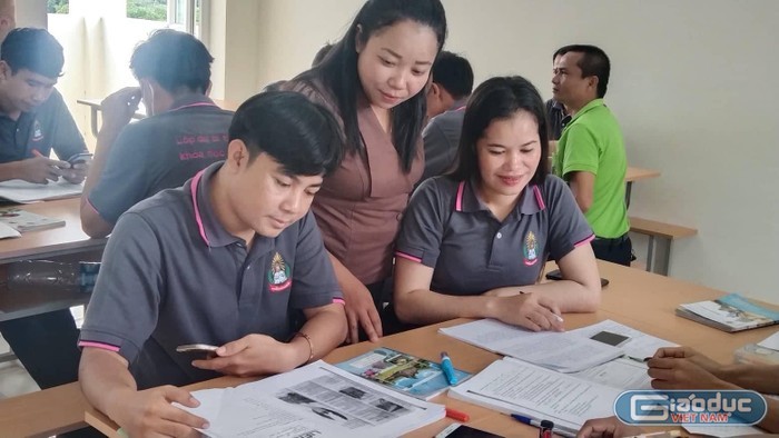 Cô Anonglak quan sát sự chuẩn bị của học viên hoạt động bổ trợ kỹ năng sử dụng tiếng Việt.