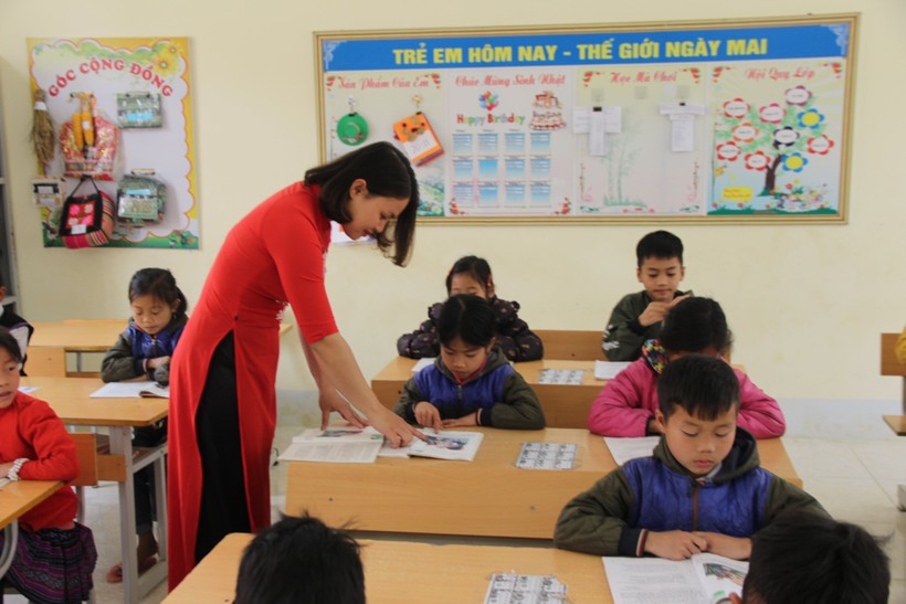 Cô trò tại một trường học của huyện Than Uyên (Lai Châu) trong giờ học.