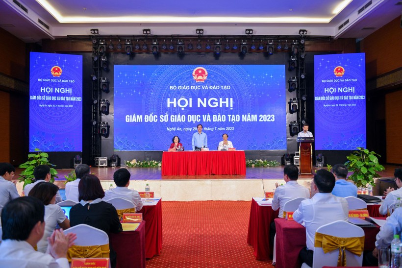 Bộ trưởng Nguyễn Kim Sơn, Thứ trưởng Phạm Ngọc Thưởng, Thứ trưởng Ngô Thị Minh chủ trì Hội nghị.