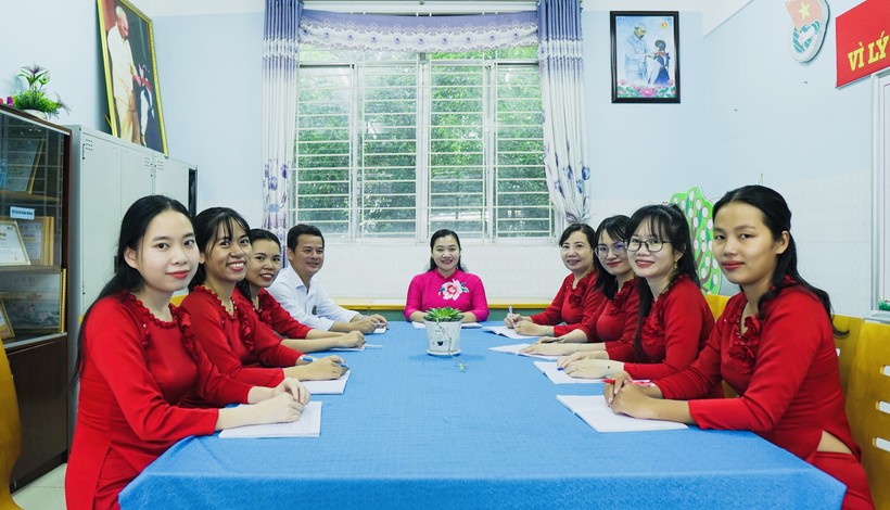 Sinh hoạt chuyên môn tại Trường tiểu học Bình Hòa 2 (Thuận An, Bình Dương).