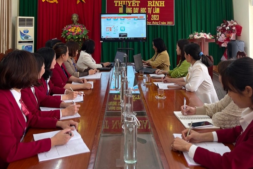 Cán bộ quản lý, giáo viên tại Việt Yên (Bắc Giang) góp ý sách giáo khoa mới.