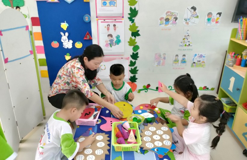 Cô Đỗ Kim Phượng và trẻ mầm non Trường mầm non Hoa Hồng 2 trong giờ dạy - học.