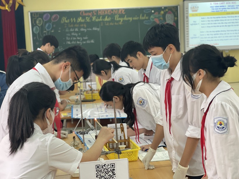 Học sinh Trường THCS Ái Mộ (Long Biên, Hà Nội) trong giờ thí nghiệm.