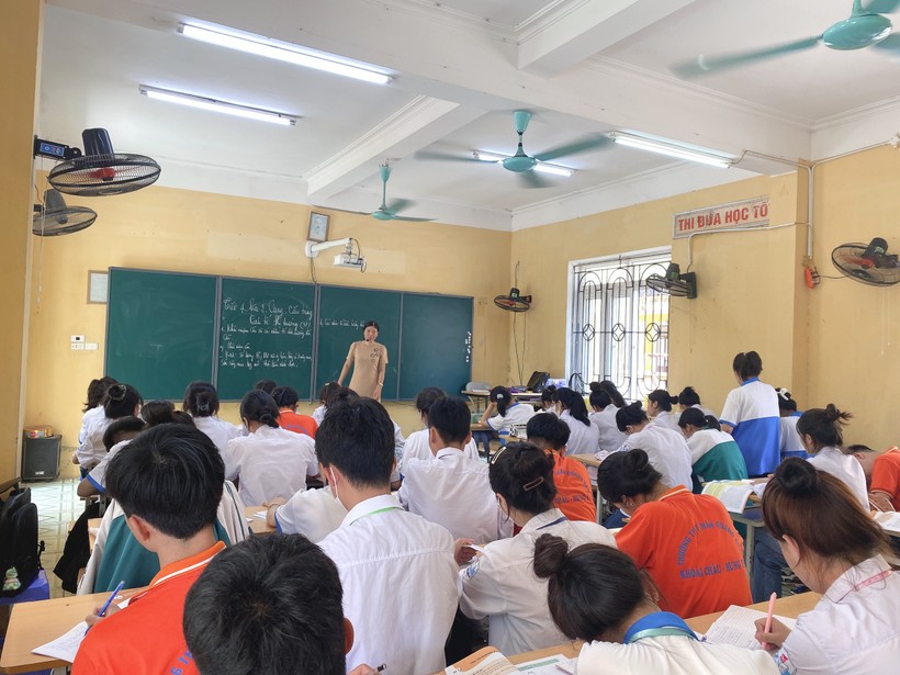 Cô trò Trường THPT Trần Quang Khải trong giờ học.