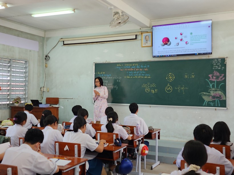 Cô trò Trường THPT Chuyên Nguyễn Bỉnh Khiêm (Vĩnh Long) trong giờ học.