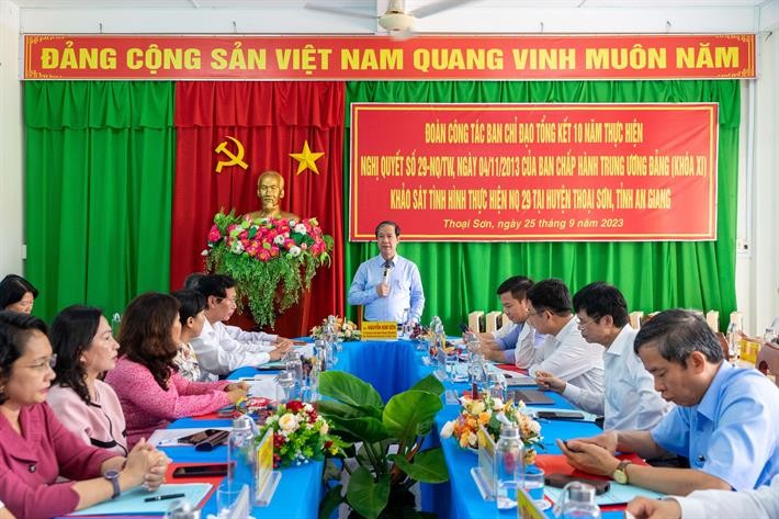Đoàn công tác Bộ GDĐT khảo sát và làm việc tại Trường THCS Định Thành, huyện Thoại Sơn, An Giang.