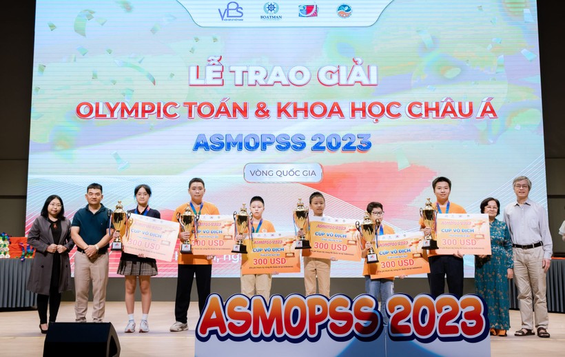 Trao giải cho 6 học sinh xuất sắc nhất ASMOPSS 2023 vòng quốc gia.