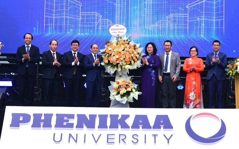 Thứ trưởng Bộ GD&ĐT Ngô Thị Minh tặng hoa chúc mừng Trường ĐH Phenikaa nhân dịp khai giảng năm học 2023-2024.
