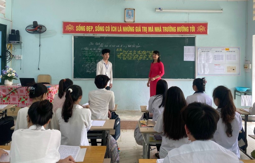 Cô trò Trường THPT Quan Sơn (Thanh Hóa) trong giờ học.