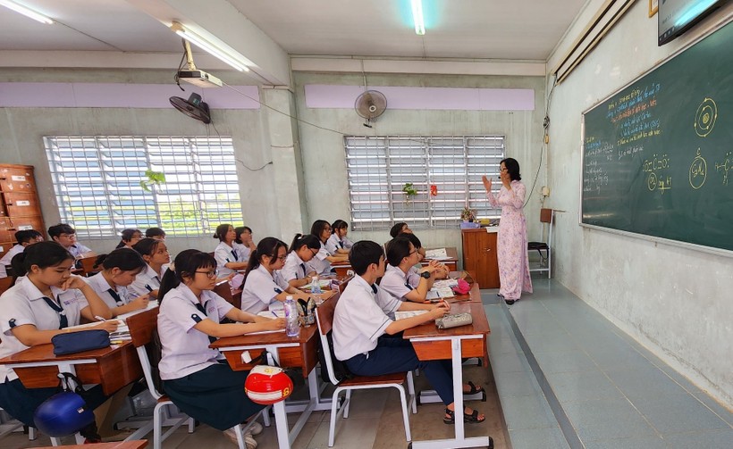 Cô trò Trường THPT chuyên Nguyễn Bỉnh Khiêm (Vĩnh Long) trong giờ học.