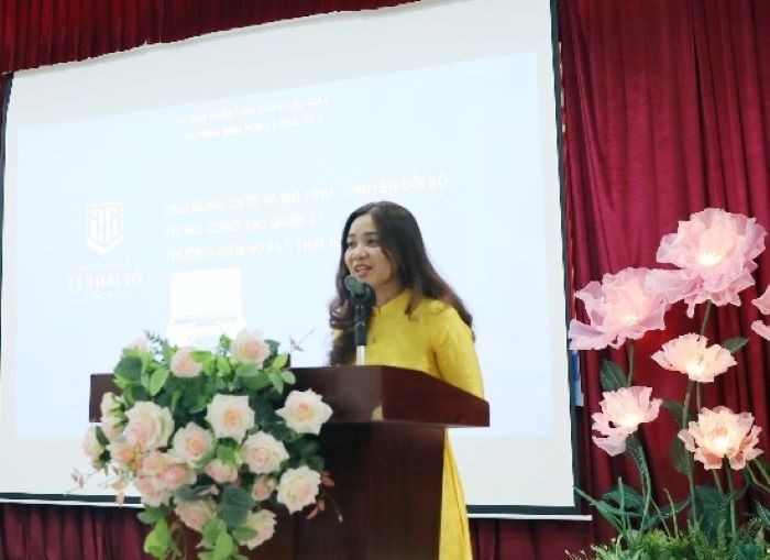 Cô Nguyễn Thị Thanh Thủy, Hiệu trưởng Trường mầm non Lý Thái Tổ 2 chia sẻ kinh nghiệm tại buổi tập huấn.