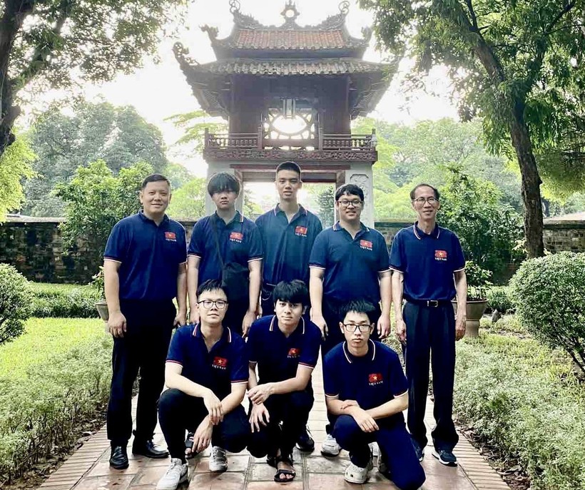Thầy trò đội tuyển quốc gia Việt Nam tại Olympic Toán học quốc tế 2023.