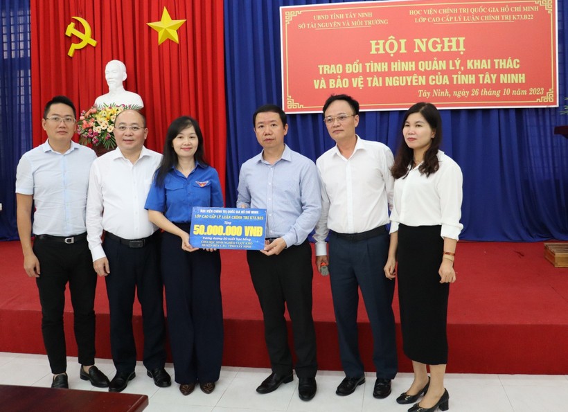 Học viện Chính trị quốc gia Hồ Chí Minh, Lớp cao cấp chính trị K73B22 trao học bổng cho học sinh nghèo vượt khó của huyện Bến Cầu, tỉnh Tây Ninh.