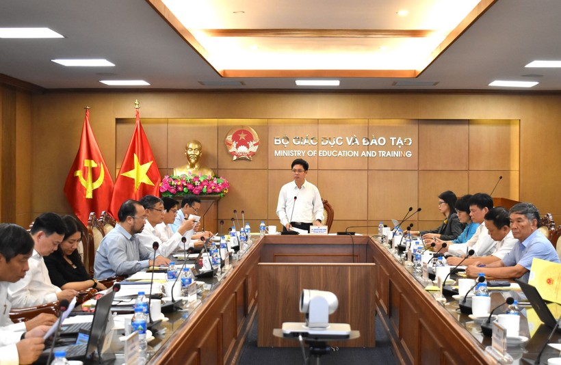 Vụ trưởng Vụ Giáo dục Trung học Nguyễn Xuân Thành, Phó trưởng Tiểu ban Giáo dục phổ thông phát biểu tại phiên họp.