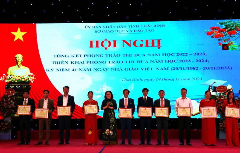 Thứ trưởng Bộ GD&ĐT Ngô Thị Minh trao bằng khen cho các tập thể, cá nhân ngành Giáo dục tỉnh Thái Bình.