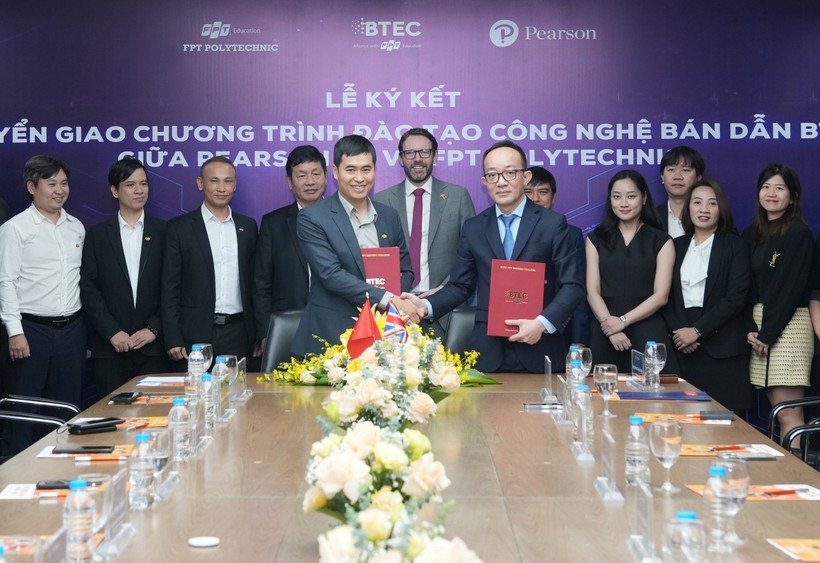 Ông Lê Tuấn Dũng - Giám đốc Pearson Việt Nam, ông Vũ Chí Thành - Hiệu trưởng Trường CĐ FPT Polytechnic ký thỏa thuận hợp tác.
