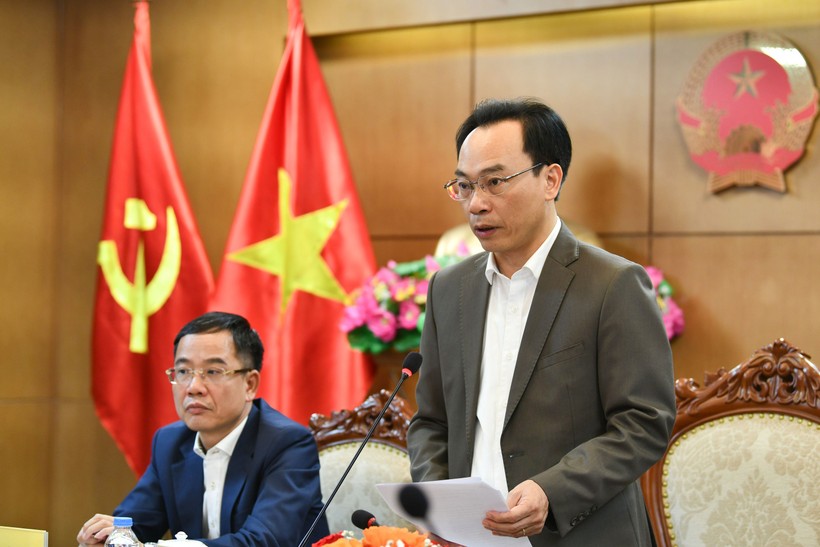 Thứ trưởng Bộ GD&ĐT Hoàng Minh Sơn phát biểu tại họp báo.
