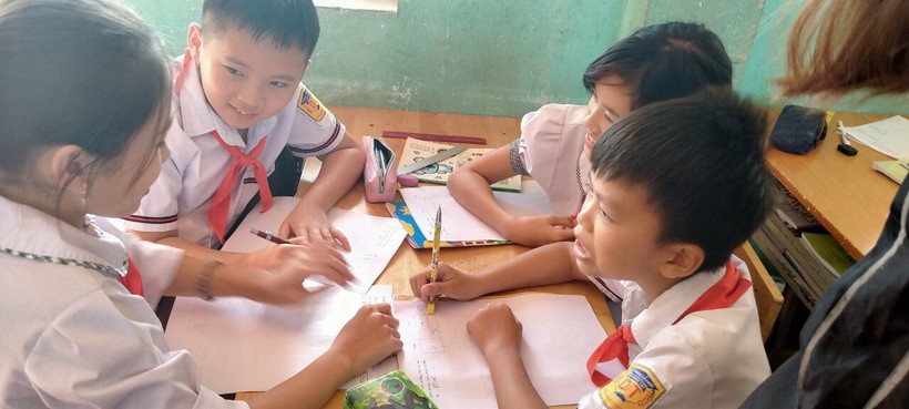 Học sinh Trường Tiểu học Dĩnh Trì (TP Bắc Giang, tỉnh Bắc Giang) hứng thú giải quyết vấn đề gắn liền với cuộc sống.