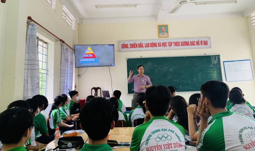Thầy Trang Minh Thiên, giáo viên Trường THPT Nguyễn Việt Dũng (Cần Thơ) và học trò trong giờ học.