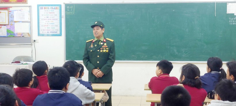 Thầy tổng giám thị Trường THCS Bến Văn Đàn kể chuyện về bộ đội Cụ Hồ.