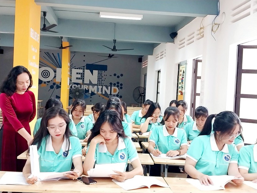 Giảng viên, sinh viên Trường ĐH Khánh Hòa trong giờ học.