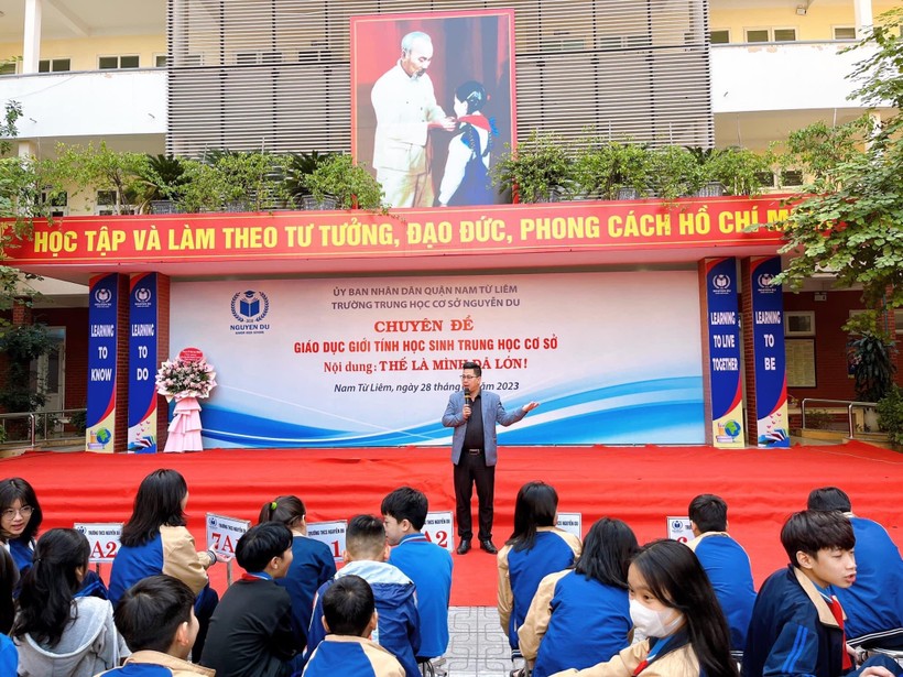 PGS Trần Thành Nam làm diễn giả trong chương trình về giáo dục giới tính cho học sinh THCS.