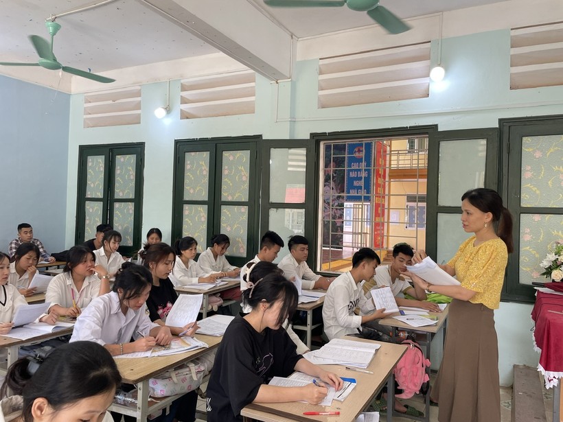 Cô trò Trường THPT Quan Sơn (Thanh Hóa) trong giờ học.