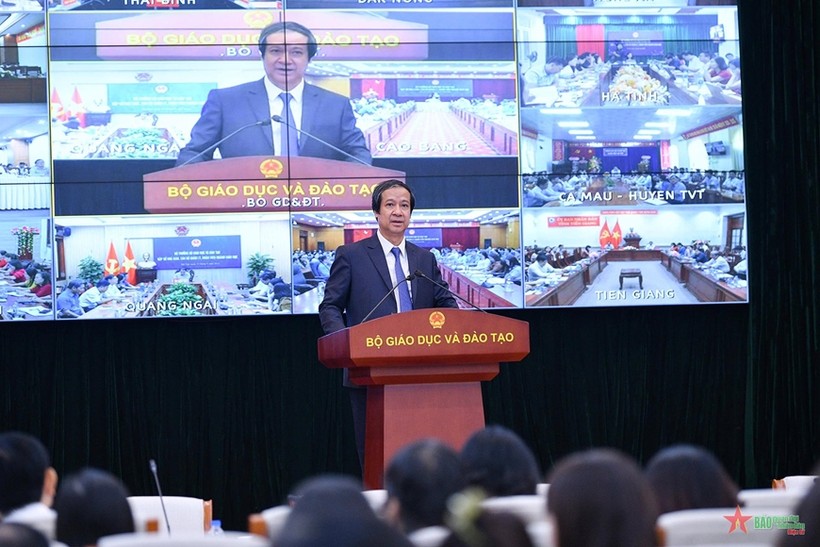 Bộ trưởng Bộ GDĐT Nguyễn Kim Sơn phát biểu tại buổi gặp gỡ với nhà giáo, cán bộ quản lý, nhân viên ngành Giáo dục năm 2023 theo hình thức trực tiếp kết hợp với trực tuyến qua 63 điểm cầu của các sở GD&ĐT.