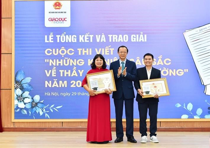 Thứ trưởng Phạm Ngọc Thưởng trao giải cho hai tác giả có tác phẩm đoạt giải Nhất cuộc thi.