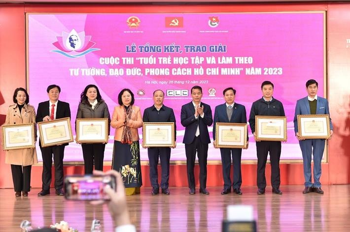 Phó Trưởng Ban Tuyên giáo Trung ương Vũ Thanh Mai, Thứ trưởng Ngô Thị Minh trao tặng Bằng khen của Bộ trưởng Bộ GD&ĐT cho các Sở GD&ĐT có nhiều thí sinh tham gia, đạt giải cao.