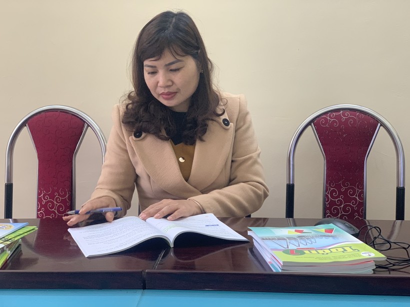 Giáo viên Trường THCS Nguyễn Chuyên Mỹ (Hải Phòng) nghiên cứu sách giáo khoa mới.