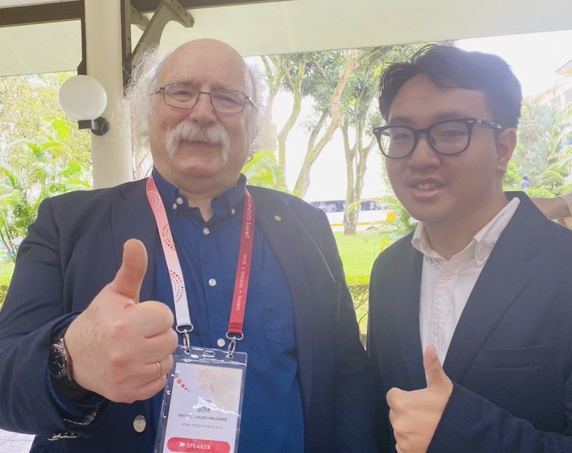 Nguyễn Minh Quang cùng Giáo sư F. Duncan M. Haldane (người đoạt Giải Nobel Vật lý 2016), thành viên Hội Hoàng gia London, Hội Khoa học Quốc gia Hoa Kỳ tại ISYF 2024.