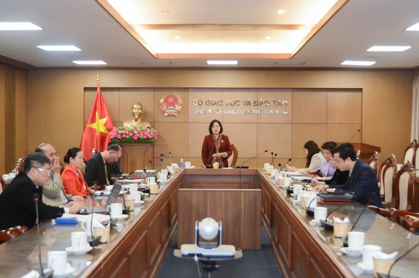 Thứ trưởng Bộ GD&amp;ĐT Ngô Thị Minh chủ trì điểm cầu Bộ GD&amp;ĐT.