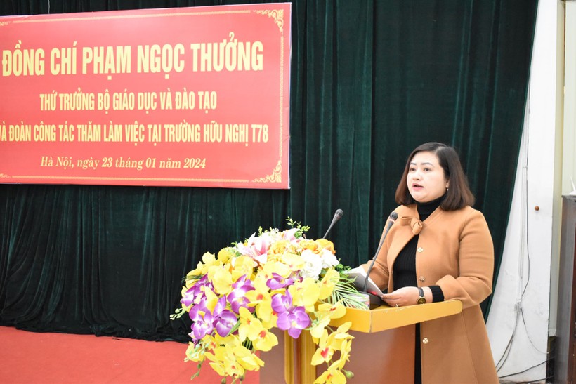 Cô Nguyễn Thị Hải Yến, Phó Hiệu trưởng Trường Hữu Nghị T78 báo cáo tại buổi làm việc.