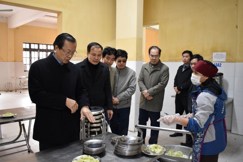Thứ trưởng Phạm Ngọc Thưởng và đoàn công tác thăm bếp ăn Trường Hữu Nghị T78.